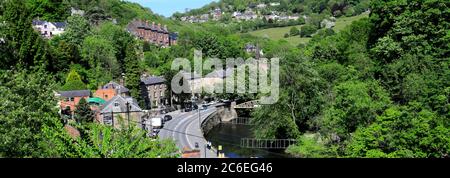 Panoramica di Matlock Bath sul fiume Derwent, Peak District National Park, Derbyshire Dales, Inghilterra, Regno Unito Foto Stock