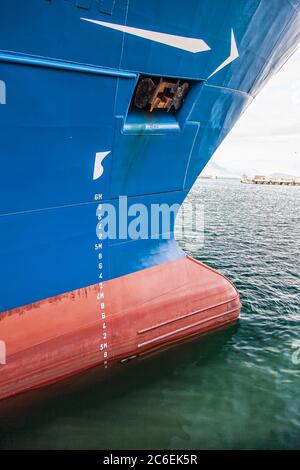 vista frontale di una grande nave nel porto Foto Stock