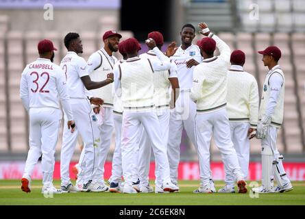 Jason Holder, capitano delle Indie Occidentali (quarta a destra), festeggia con i suoi compagni di squadra dopo aver preso il wicket di Jofra Archer in Inghilterra durante il secondo giorno della Test Series all'Ageas Bowl, Southampton. Foto Stock