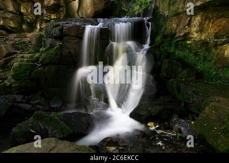 Vista estiva delle cascate di Lumsdale, Bentley Brook, vicino alla città di Matlock, al Parco Nazionale del Peak District, alle Derbyshire Dales, Inghilterra, Regno Unito Foto Stock