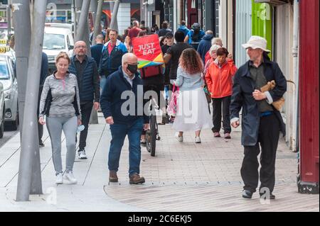Cork, Irlanda. 9 luglio 2020. Patrick Street a Cork è stato occupato questo pomeriggio, come il paese torna ad una nuova 'normale'. Credit: Notizie dal vivo di AG/Alamy Foto Stock