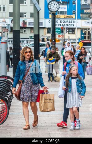 Cork, Irlanda. 9 luglio 2020. Patrick Street a Cork è stato occupato questo pomeriggio, come il paese torna ad una nuova 'normale'. Credit: Notizie dal vivo di AG/Alamy Foto Stock