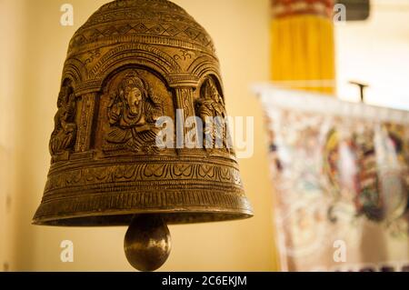 Campana Santa in un tempio di lepre krishna Foto Stock