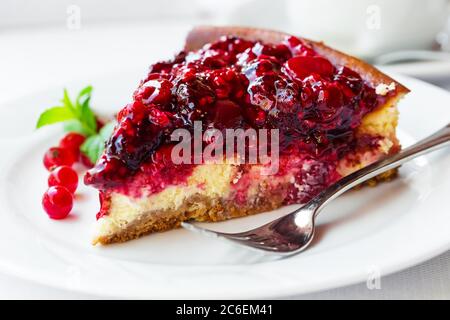 Deliziosa torta fatta in casa con frutti di bosco freschi. Messa a fuoco selettiva Foto Stock