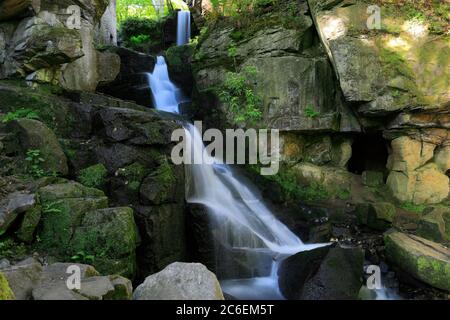 Vista estiva delle cascate di Lumsdale, Bentley Brook, vicino alla città di Matlock, al Parco Nazionale del Peak District, alle Derbyshire Dales, Inghilterra, Regno Unito Foto Stock