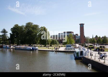 Barche sul fiume Avon a Stratford Upon Avon con il Royal Shakespeare Theatre sullo sfondo preso il 22 giugno 2020 Foto Stock