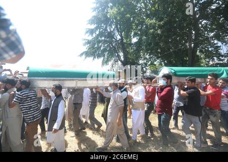 Mustafabad Villaggio del distretto di Baindpora, India. 09 luglio 2020. Pianghe che portano la bara del leader del BJP ucciso Wasim bari, suo fratello e suo padre durante gli ultimi riti nel villaggio di Mustafabad nel distretto di Baindpora in Kashmir, wasim bari insieme a padre e fratello uccisi dai ribelli al di fuori di una casa nel villaggio di Mustafabad di Baindpora in Kashmir. (Foto di Sajad Hameed/Pacific Press Credit: Pacific Press Agency/Alamy Live News Foto Stock