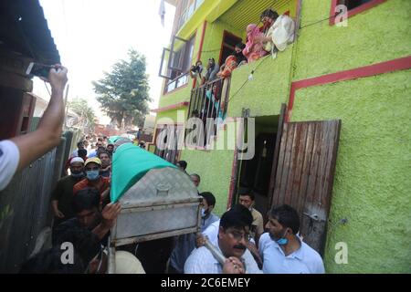 Mustafabad Villaggio del distretto di Baindpora, India. 09 luglio 2020. Pianghe che portano la bara del leader del BJP ucciso Wasim bari, suo fratello e suo padre durante gli ultimi riti nel villaggio di Mustafabad nel distretto di Baindpora in Kashmir, wasim bari insieme a padre e fratello uccisi dai ribelli al di fuori di una casa nel villaggio di Mustafabad di Baindpora in Kashmir. (Foto di Sajad Hameed/Pacific Press Credit: Pacific Press Agency/Alamy Live News Foto Stock