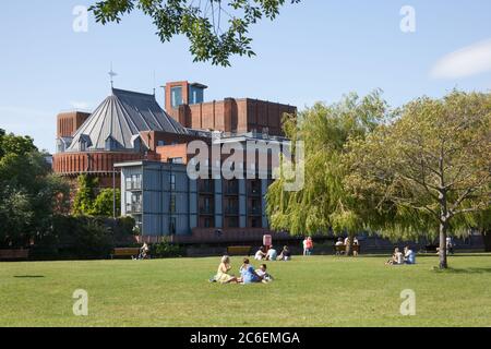 Il Royal Shakespeare Theatre sulle rive del fiume Avon a Stratford Upon Avon nel Warwickshire, Regno Unito, è stato adottato il 22 giugno 2020 Foto Stock