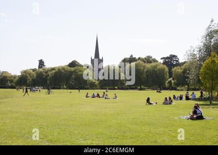 Vista dei terreni di ricreazione sulle rive del fiume Avon a Stratford Upon Avon nel Warwickshire nel Regno Unito, il 22 giugno 2020 Foto Stock