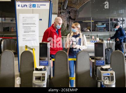 Pendolari che indossano maschere sulla metropolitana di Londra. Stazione di Waterloo. 6 luglio 2020. Londra, Regno Unito. (tranne per il membro del personale rimasto) Foto Stock