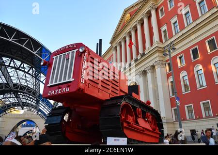 Mosca, Russia - 7 settembre 2019: Installazione artistica sul trattore stradale Tverskaya Stalin di fronte al municipio in onore del 872° anniversario della fondazione di M. Foto Stock