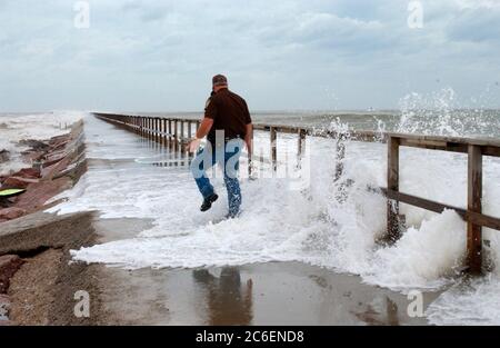 Surfside Beach, Texas USA, 23 settembre 2005: La tempesta dall'uragano Rita è la comunità balneare di Surfside Beach nella contea di Brazoria poco prima dello sbarco dell'uragano Rita. ©Bob Daemmrich Foto Stock