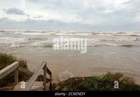 Surfside Beach, Texas USA, 23 settembre 2005: La tempesta dall'uragano Rita è la comunità balneare di Surfside Beach nella contea di Brazoria poco prima dello sbarco dell'uragano Rita. ©Bob Daemmrich Foto Stock