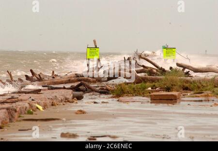 Surfside Beach, Texas USA, 23 settembre 2005: La tempesta dall'uragano Rita è la comunità balneare di Surfside Beach nella contea di Brazoria poco prima dello sbarco dell'uragano Rita. ©Bob Daemmrich Foto Stock