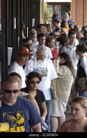 Austin, Texas USA, 1 ottobre 2005: Gli evacuati dal Texas orientale e dalla Louisiana meridionale affollano il marciapiede di fronte al centro di soccorso della Croce Rossa americana a nord di Austin. Alcune parti dei due stati sono ancora senza servizi settimane dopo l'uragano Katrina e l'uragano Rita. ©Bob Daemmrich Foto Stock