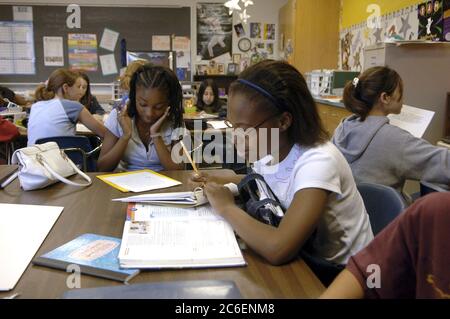 Pflugerville, Texas 13 settembre 2005: Studenti dell'ottava elementare e sfollati dell'uragano Katrina, da sinistra a destra, mia Mundy e Brandi Hebert studiano in classe in questo sobborgo del Texas centrale di Austin. ©Bob Daemmrich Foto Stock