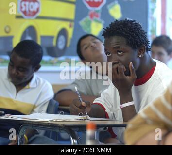 Pflugerville, Texas 13 settembre 2005: Ottavo Grader Fenwick Watson di New Orleans ascolta il suo insegnante in classe alla Park Crest Middle School mentre la scuola centrale del Texas assorbono i bambini evacuati dal soccorso dell'uragano di New Orleans. ©Bob Daemmrich/ Foto Stock