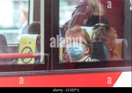 Cork, Irlanda. 9 luglio 2020. Una donna indossa una maschera facciale su un autobus Eireann nella città di Cork oggi. L'uso di maschere facciali sui mezzi di trasporto pubblico è diventato obbligatorio in Irlanda lunedì 29 giugno. Credit: Notizie dal vivo di AG/Alamy Foto Stock