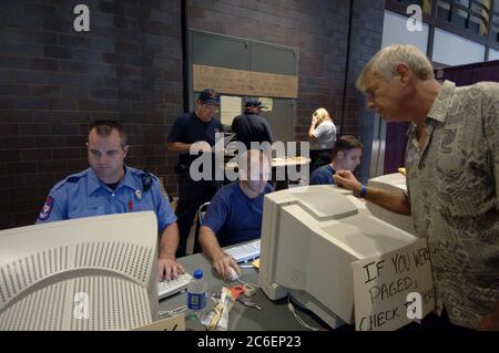 Austin, Texas USA, 4 settembre 2005: I lavoratori di emergenza di Austin aiutano i familiari sfollati dall'uragano Katrina a localizzarsi l'un l'altro. La Croce Rossa americana ha creato un database presso l'Austin Convention Center, dove sono ospitati 4.000 evacuati. ©Bob Daemmrich Foto Stock