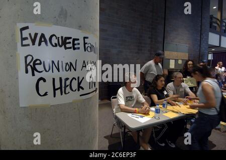 Austin, Texas USA, 4 settembre 2005: I lavoratori di emergenza di Austin aiutano i familiari sfollati dall'uragano Katrina a localizzarsi l'un l'altro. La Croce Rossa americana ha creato un database presso l'Austin Convention Center, dove sono ospitati 4.000 evacuati. ©Bob Daemmrich Foto Stock