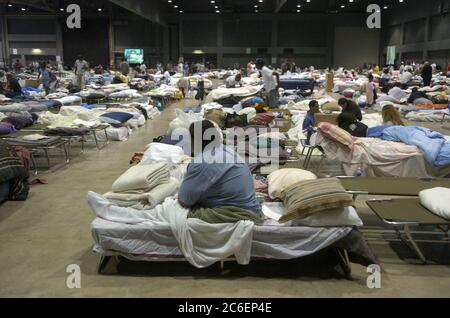 Austin, Texas USA, 4 settembre 2005: La zona notte per famiglie dell'Austin Convention Center, dove nei prossimi giorni saranno attesi più di 4.000 rifugiati dall'uragano Katrina. ©Bob Daemmrich Foto Stock