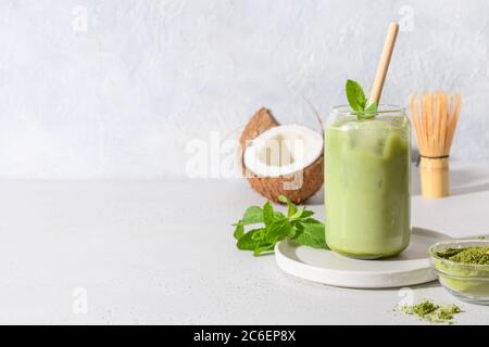 Tè matta verde freddo con latte di cocco guarnire la menta su sfondo bianco. Foto Stock