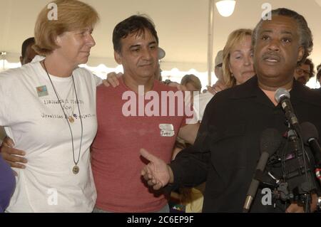 Crawford, Texas 28 agosto 2005: Attivitàanti-war a destra, Cindy Sheehan, Juan Torres di Chicago, il, e Rev. Al Shampton di New York a Camp Casey II vicino al ranch del presidente degli Stati Uniti George W. Bush ©Bob Daemmrich / Foto Stock