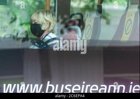 Cork, Irlanda. 9 luglio 2020. Una donna indossa una maschera facciale su un autobus Eireann nella città di Cork oggi. L'uso di maschere facciali sui mezzi di trasporto pubblico è diventato obbligatorio in Irlanda lunedì 29 giugno. Credit: Notizie dal vivo di AG/Alamy Foto Stock