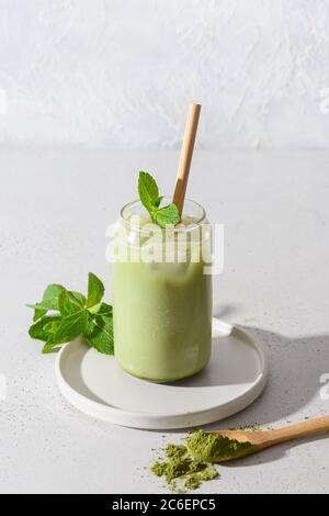 Tè matcha freddo verde su bianco. Primo piano. Foto Stock