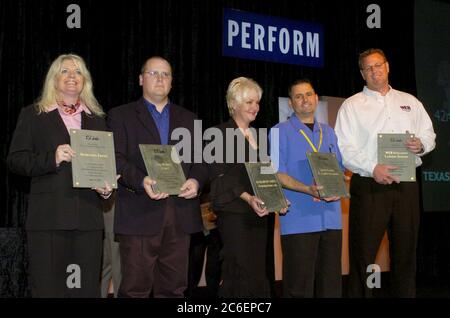 Grapevine, Texas USA, maggio 2005: I rappresentanti di aziende pluripremiate ricevono le loro targhe durante una cerimonia di riconoscimento alla convention annuale di un'associazione aziendale a livello statale. ©Bob Daemmrich Foto Stock