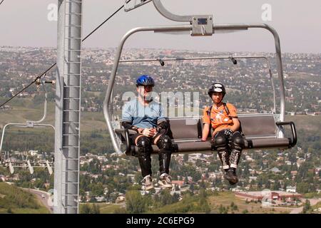 Calgary, Alberta CANADA 27 luglio 2005: La seggiovia del Canada Olympic Park, costruita per le Olimpiadi invernali del 1988, è popolare in estate tra gli appassionati di mountain bike e gli amanti della vista. ©Bob Daemmrich Foto Stock