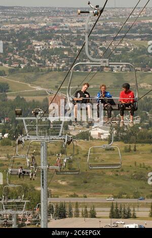 Calgary, Alberta CANADA 27 luglio 2005: La seggiovia del Canada Olympic Park, costruita per le Olimpiadi invernali del 1988, è popolare in estate tra gli appassionati di mountain bike e gli amanti della vista. ©Bob Daemmrich Foto Stock