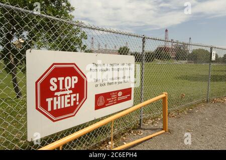 Calgary, Alberta CANADA 27 luglio 2005: Segnali di avvertimento al McMahon Stadium nel centro di Calgary, Alberta ©Bob Daemmrich Foto Stock