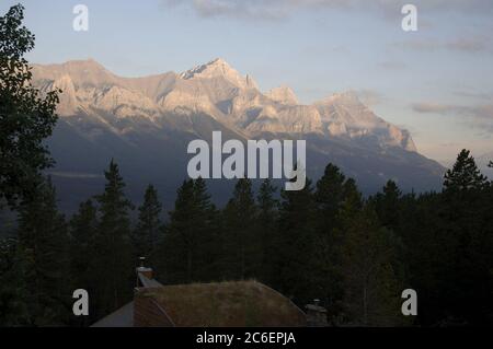 Canmore, Alberta Canada, 28 luglio 2005: Vista delle Montagne Rocciose da Canmore, Alberta, lungo la Trans Canada Highway a ovest di Calgary. ©Bob Daemmrich Foto Stock