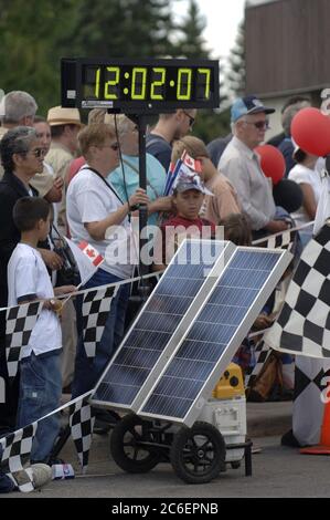 Calgary, Alberta CANADA 27 luglio 2005: Cronometro a energia solare sul traguardo della gara automobilistica North American Solar Challenge, una corsa di 2.500 km per auto sperimentali a energia solare dal Texas all'Alberta. ©Bob Daemmrich Foto Stock