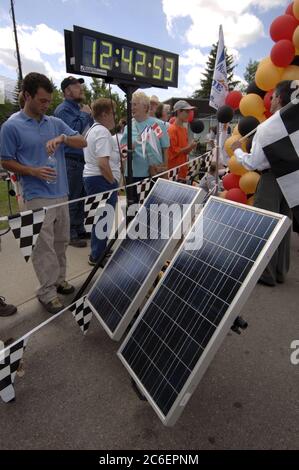 Calgary, Alberta CANADA 27 luglio 2005: Cronometro a energia solare sul traguardo della gara automobilistica North American Solar Challenge, una corsa di 2.500 km per auto sperimentali a energia solare dal Texas all'Alberta. ©Bob Daemmrich Foto Stock