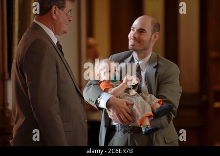 Austin, Texas USA, 19 aprile 2005: Il membro della camera dei rappresentanti del Texas Dennis Bonnen (D-Angleton) con suo figlio al piano della camera (il genitore porta il figlio al lavoro). ©Bob Daemmrich Foto Stock