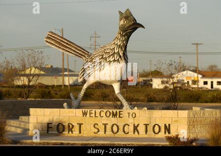 Fort Stockton, Texas USA, marzo 2005: Una grande statua in vetroresina di un roadrunner del Texas "Paisano Pete" si trova all'incrocio principale di questa città del Texas occidentale. ©Bob Daemmrich Foto Stock