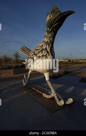 Fort Stockton, Texas USA, marzo 2005: Una grande statua in vetroresina di un roadrunner del Texas "Paisano Pete" si trova all'incrocio principale di questa città del Texas occidentale. ©Bob Daemmrich Foto Stock