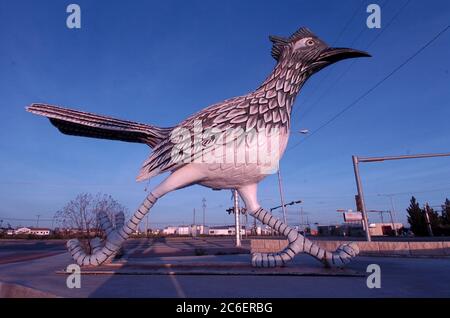 Fort Stockton, Texas USA, marzo 2005: Una grande statua in vetroresina di un roadrunner del Texas "Paisano Pete" si trova all'incrocio principale di questa città del Texas occidentale. ©Bob Daemmrich Foto Stock