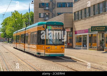 NORRKOPING, SVEZIA - 13 GIUGNO 2020: La rete tramviaria Norrkoping è un sistema di tram che costituisce una parte principale dei servizi di trasporto pubblico in N Foto Stock