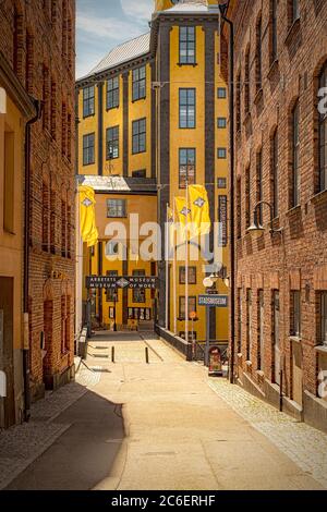 NORRKOPING, SVEZIA - 13 GIUGNO 2020: Vista sulla strada della vecchia zona industriale di Norrkoping, dove si trova il museo degli arbeti. Foto Stock