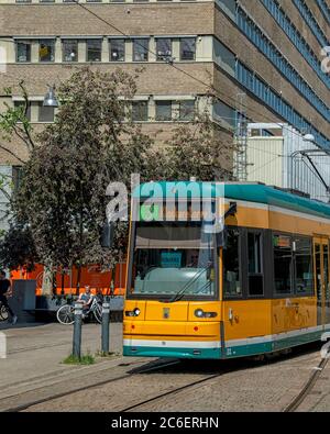 NORRKOPING, SVEZIA - 13 GIUGNO 2020: La rete tramviaria Norrkoping è un sistema di tram che costituisce una parte principale dei servizi di trasporto pubblico in N Foto Stock