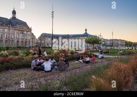 Passeggiata lungo il fiume Garrone con giovani che si affacciano al tramonto, Bordeaux City, Francia Foto Stock