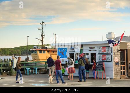 Persone in attesa di aragosta e clam shack a fronte mare di Porto, Castine, Maine, New England, STATI UNITI D'AMERICA Foto Stock