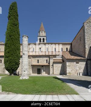 Aquileia, Italia. 5 luglio 2020 .colonna romana di fronte alla basilica di Aquileia, Italia Foto Stock