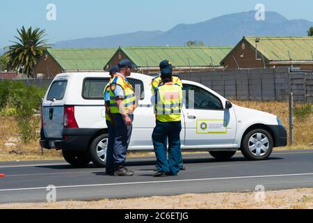 Polizia stradale di città del Capo, funzionari, polizia in servizio con un furgone di pattuglia o un'auto sul lato della strada a città del Capo, Sud Africa Foto Stock