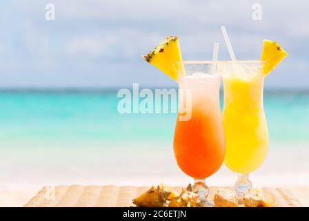 Due succhi tropicali freschi sulla spiaggia di sabbia bianca di Punta Cana, Repubblica Dominicana Foto Stock