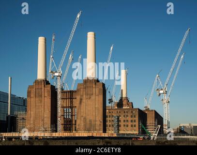 Gru sopra la centrale elettrica di Battersea, disegnata da Sir Giles Gilbert Scott, sviluppo di proprietà che guarda sopra il fiume Tamigi a Londra, Regno Unito. Foto Stock